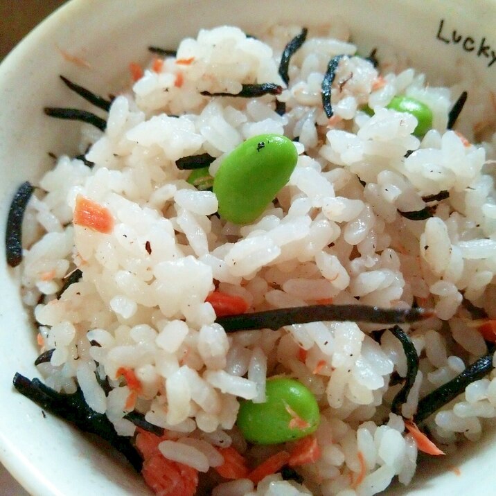 鮭とひじきと枝豆の混ぜご飯